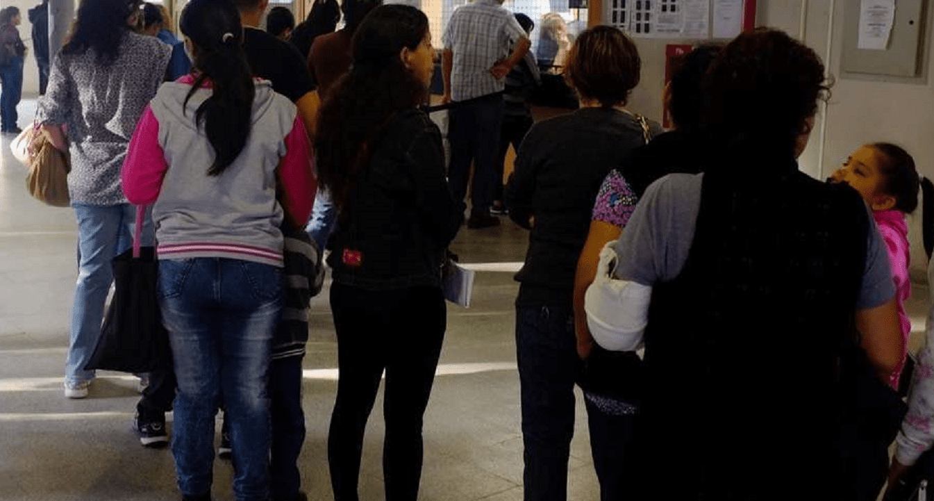 Gente sacando turno - Diario Resumen de la región