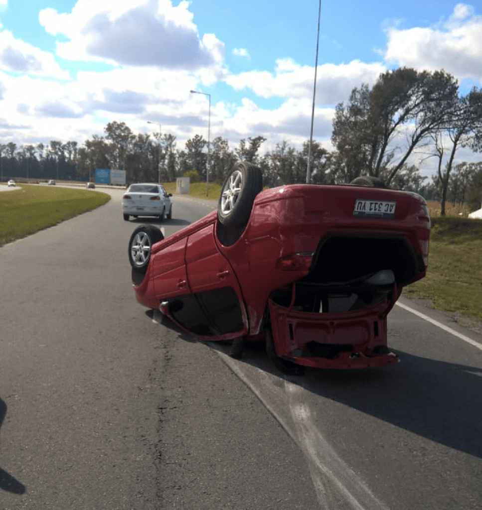 Auto tumbado - Diario Resumen de la región