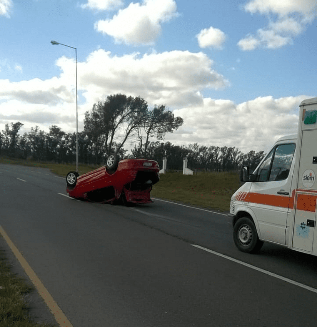 Auto tumbado uno - Diario Resumen de la región