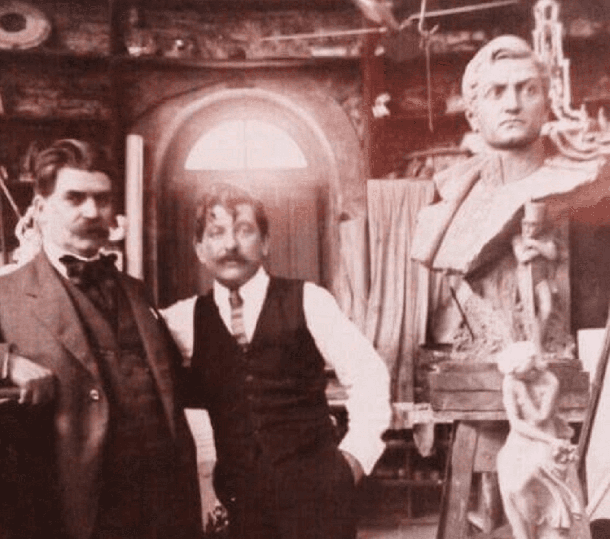 Dubois con el busto de San Martín A - Diario Resumen de la región