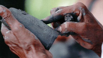 Manos artesana lenca trabajando la arcilla - Diario Resumen de la región