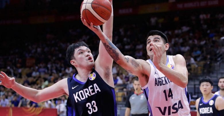 El jugador surcoreano intenta evitar la penetración de Gabriel Deck. REUTERS - Diario Resumen de la región