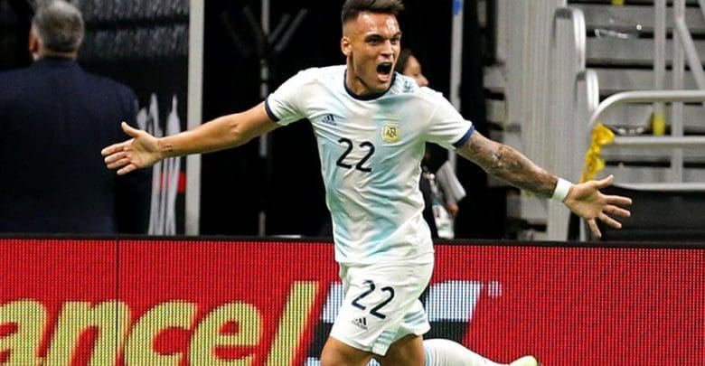 Lautaro Martínez grita uno de los tres goles que convirtió. - Diario Resumen de la región