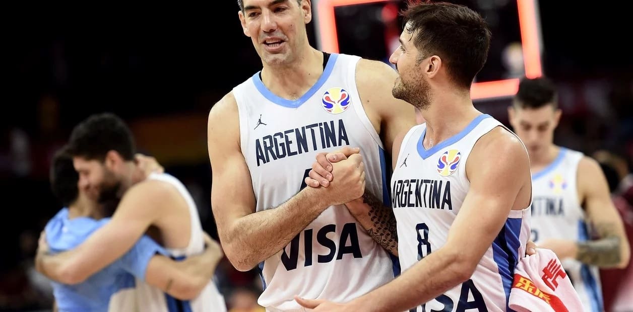 Luis Scola celebra con Nicolás Laprovíttola y detrás se abraza Patricio Garino con un compañero - Diario Resumen de la región