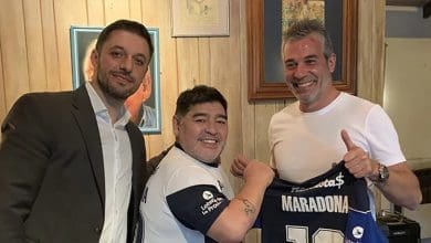 Morla Maradona y Pellegrino con la camiseta de Gimnasia que confirma el sueño el dorsal lleva el n - Diario Resumen de la región
