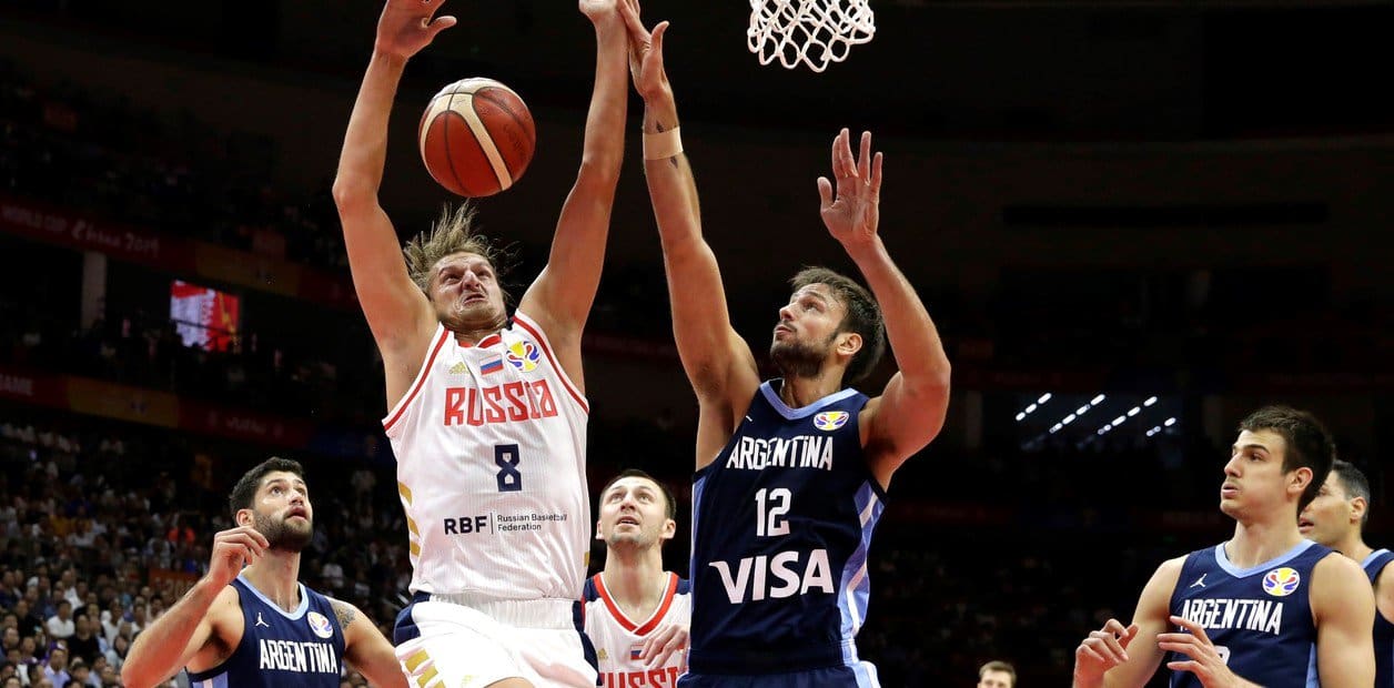 Vladimir Ivlev y Marcos Delía pelean por la pelota. Foto Reuters - Diario Resumen de la región