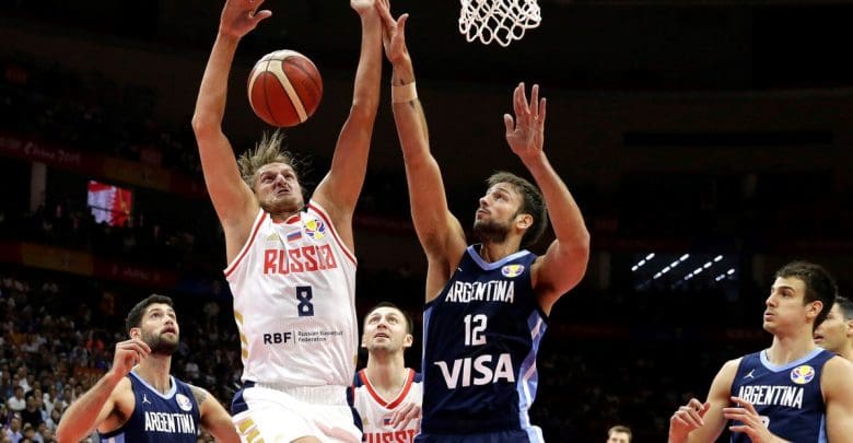 Vladimir Ivlev y Marcos Delía pelean por la pelota. Foto Reuters - Diario Resumen de la región