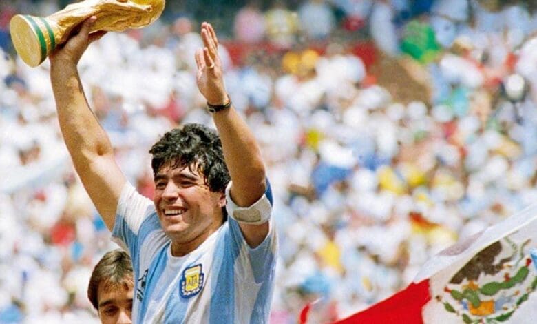 diego maradona con la copa - Diario Resumen de la región