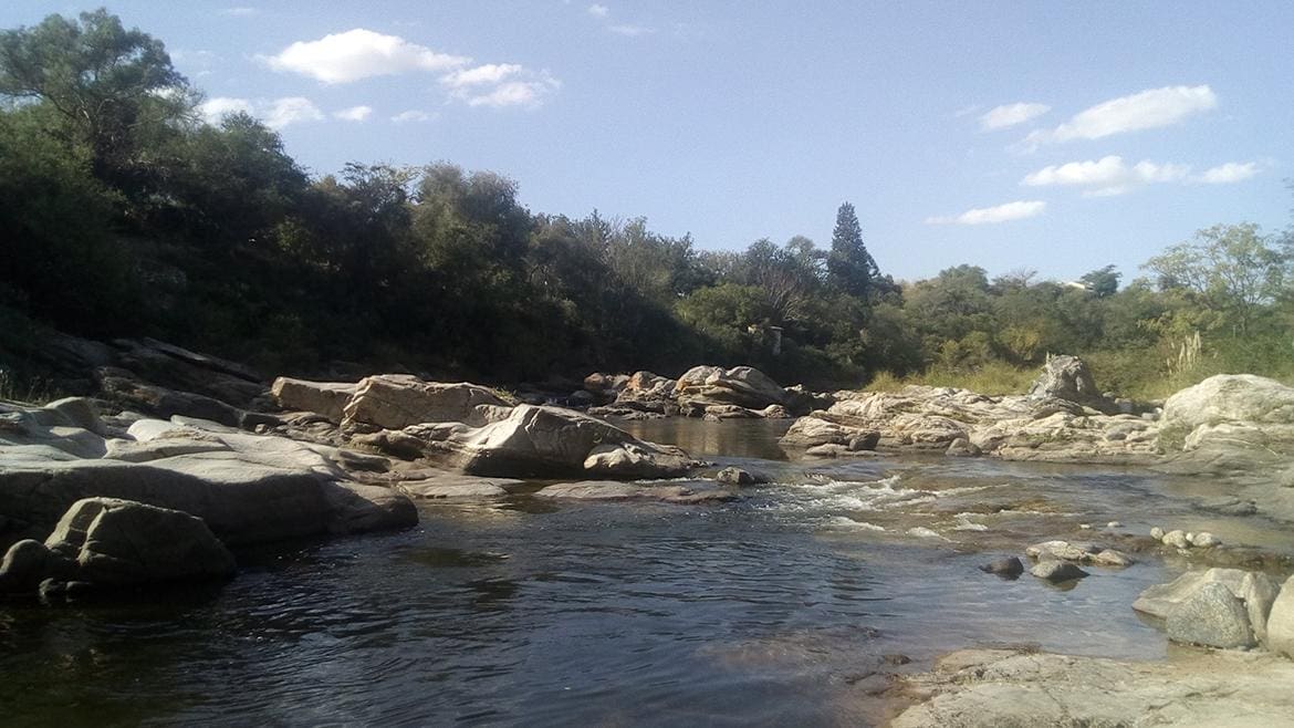El rio Anisacate manso y transparente bordea esta localidad de Paravachasca e invita al descanso. Foto. Cabanas Los Quebrachos - Diario Resumen de la región
