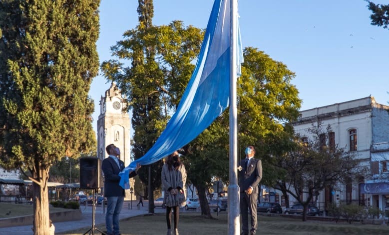 acto 25 de mayo izamiento bandera - Diario Resumen de la región