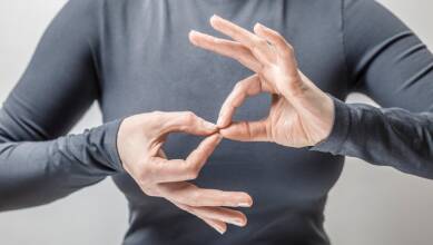 lengua de senas shutterstock - Diario Resumen de la región