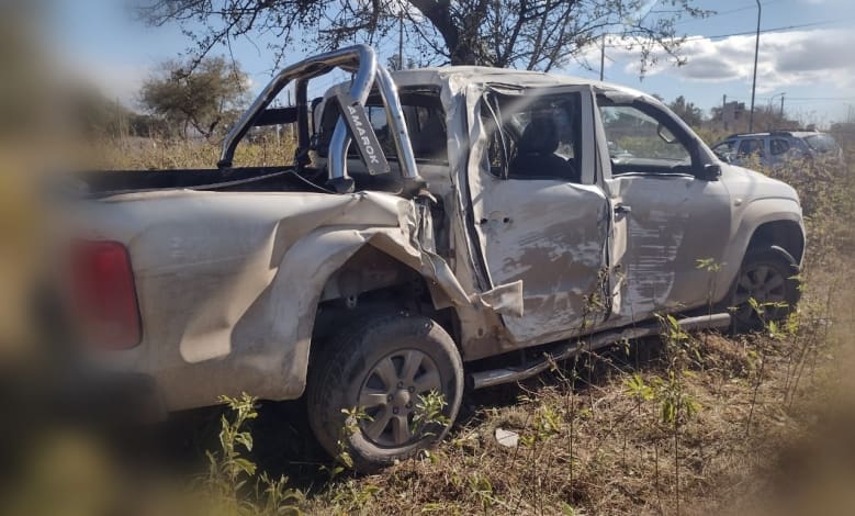 accidente camioneta contra arbol - Diario Resumen de la región