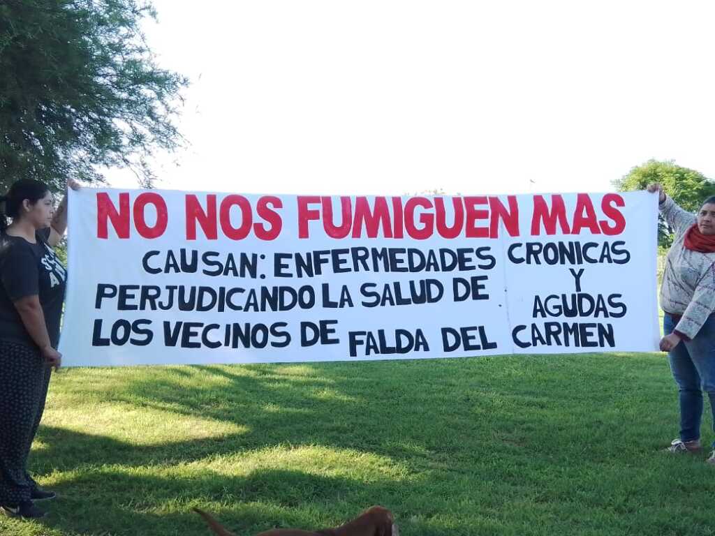 falda del carmen cartel contra las fumigaciones - Diario Resumen de la región