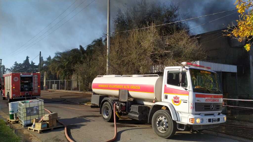 incendio fabrica de motos bomberos alta gracia - Diario Resumen de la región