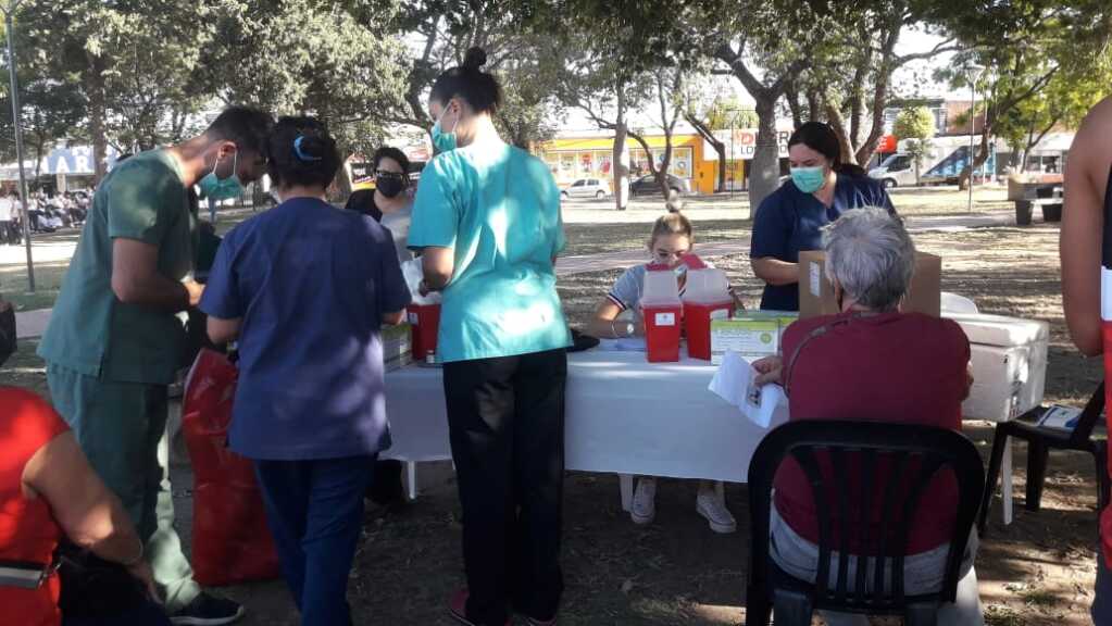 vacunacion plaza mitre enfermeras - Diario Resumen de la región