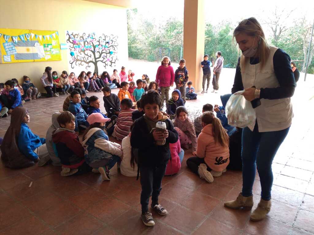 escuela falda del carmen entrega arboles - Diario Resumen de la región