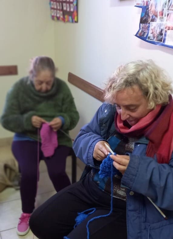 sisame residentes tejiendo 2 - Diario Resumen de la región