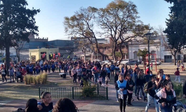 cris gente llegando plaza - Diario Resumen de la región