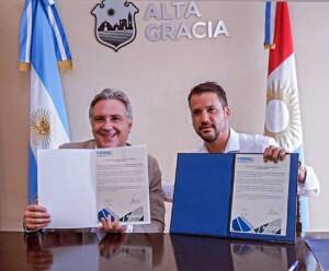 firma convenio llaryora y marcos torres - Diario Resumen de la región