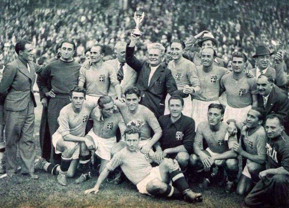 Finale de la Coupe du monde 1938 a Colombes France le selectionneur Pozzo brandit la victoire ailee - Diario Resumen de la región