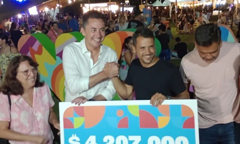 mionca entrega cheque - Diario Resumen de la región