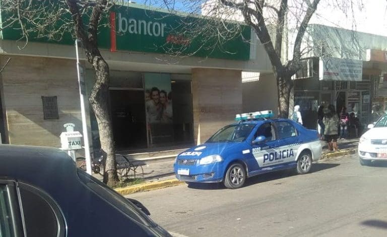 policia en banco - Diario Resumen de la región