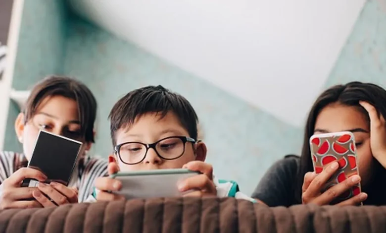 ninos celularesjpg - Diario Resumen de la región